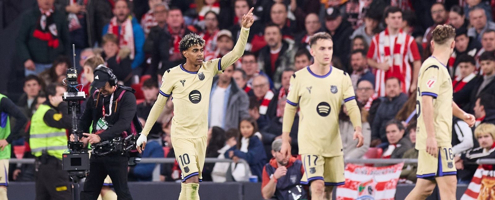 Lamine Yamal dedica su gol en San Mamés junto a Casadó y Fermín.