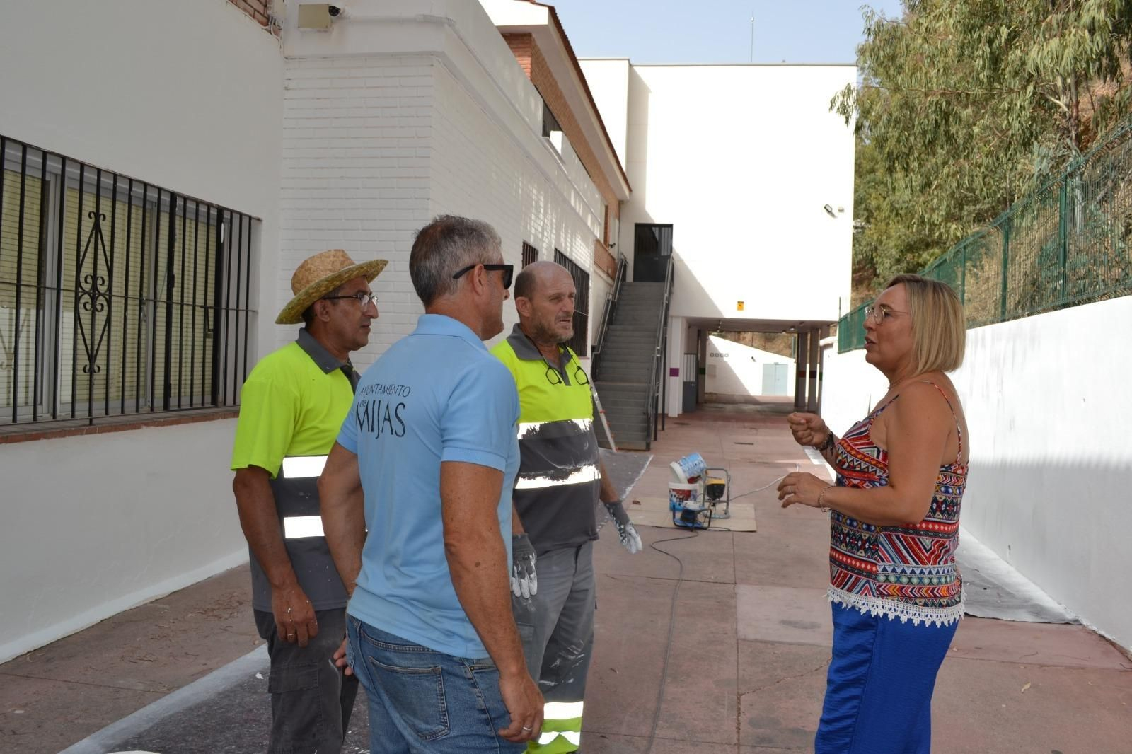 La concejala de Educación, Mariló Olmedo, con el equipo de mantenimiento y los conserjes.