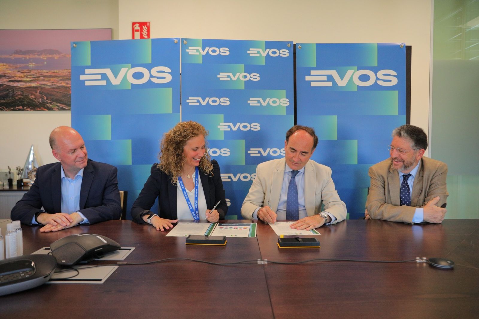 El presidente de la APBA, Gerardo Landaluce, y la directora general de Evos Algeciras, Belén Gestoso.