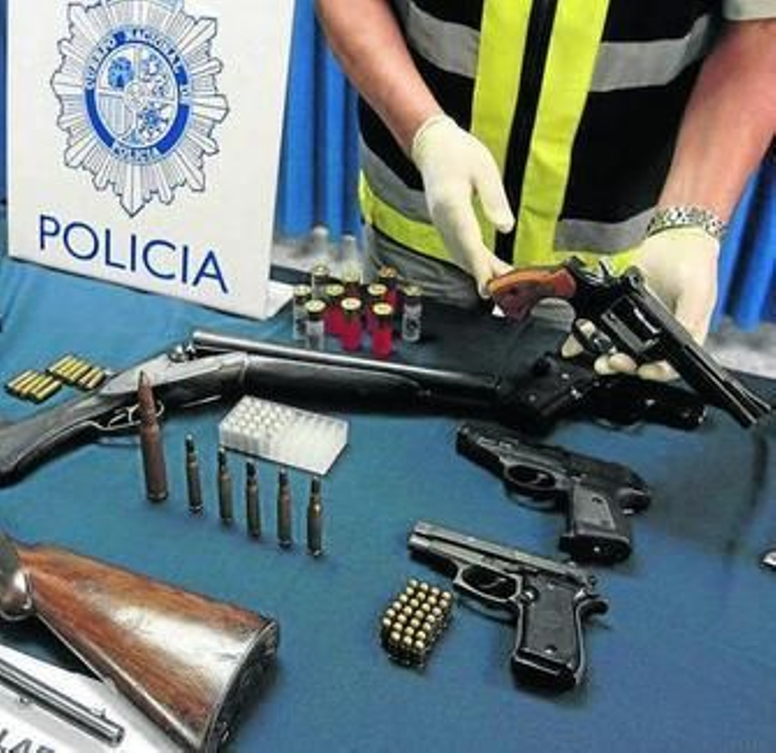 Algunas de las armas intervenidas a la banda.