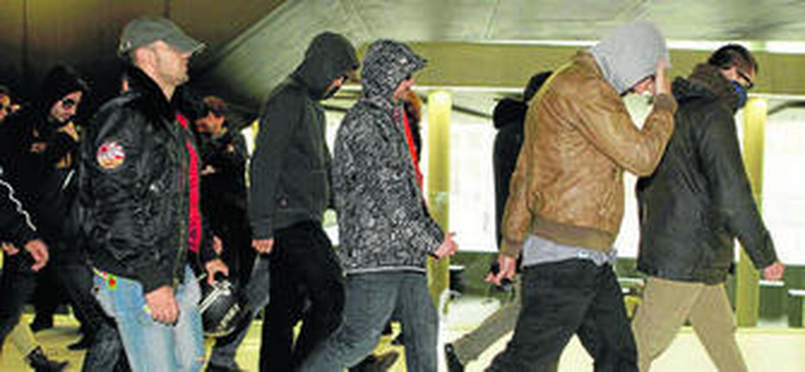 Compañeros de los agentes imputados ayer en la Ciutat de la Justicia en Barcelona.