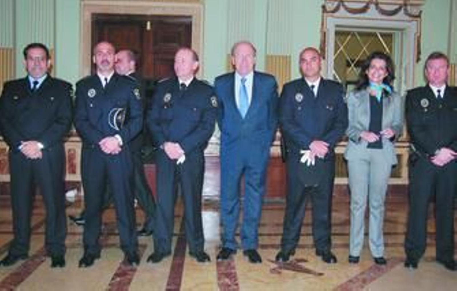 El alcalde y Carmen Sacristán con los nuevos mandos de la Policía local.