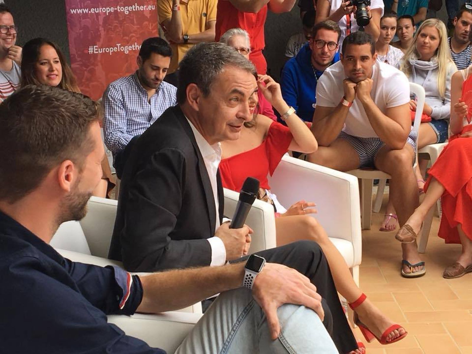 José Luis Rodríguez Zapatero participó ayer en una charla-coloquio del Summer Camp de los jóvenes socialistas europeos que se celebra en Rota.