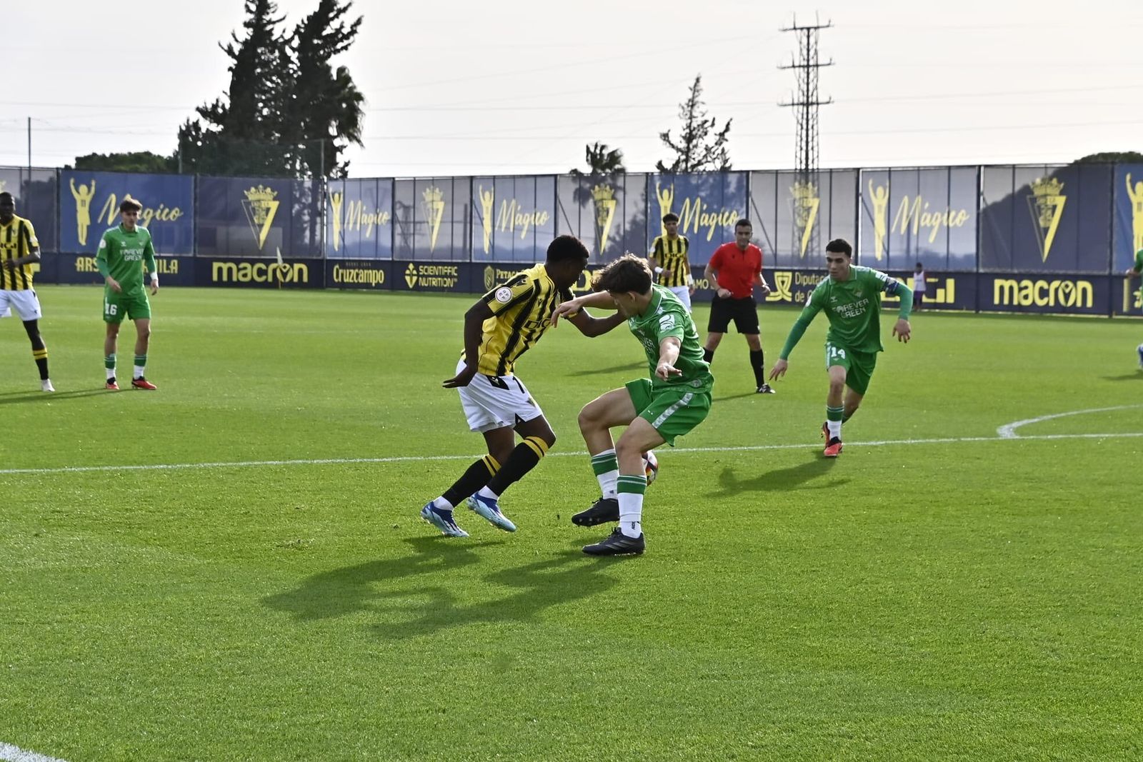 Nico Junior se maneja en una acción en el área bética.