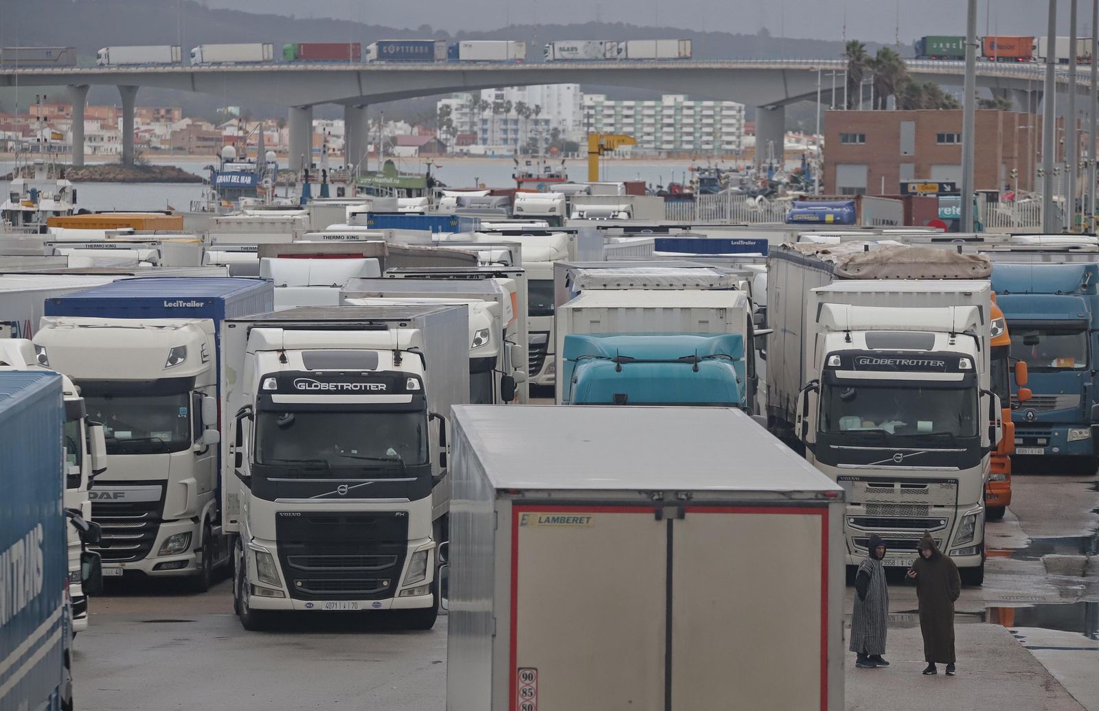 Fotos del cierre del acceso para camiones en el Puerto de Algeciras