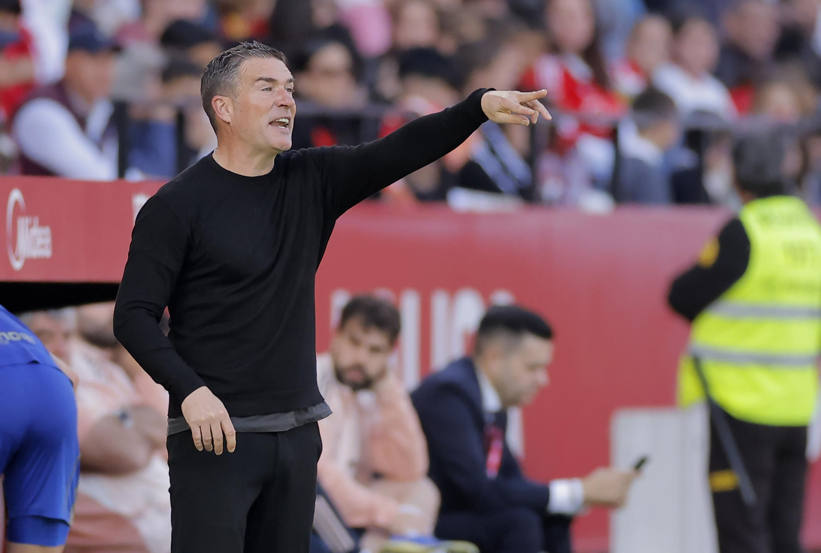 Luis Carrión da instrucciones desde su banquillo.