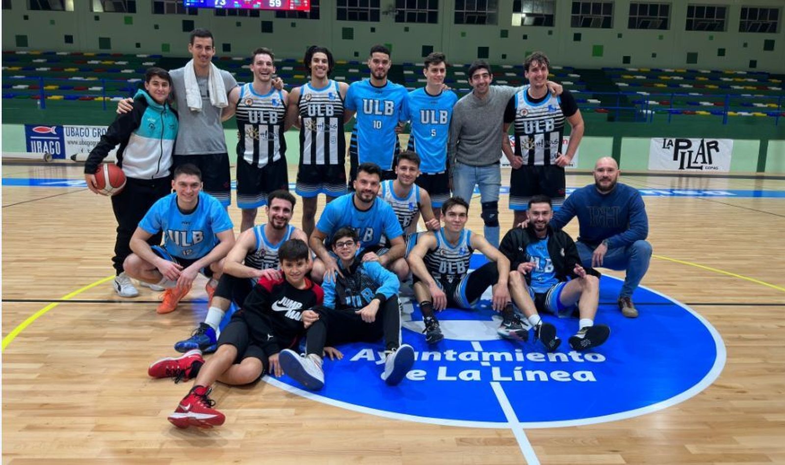 La plantilla de la ULB festeja su triunfo sobre el primer clasificado