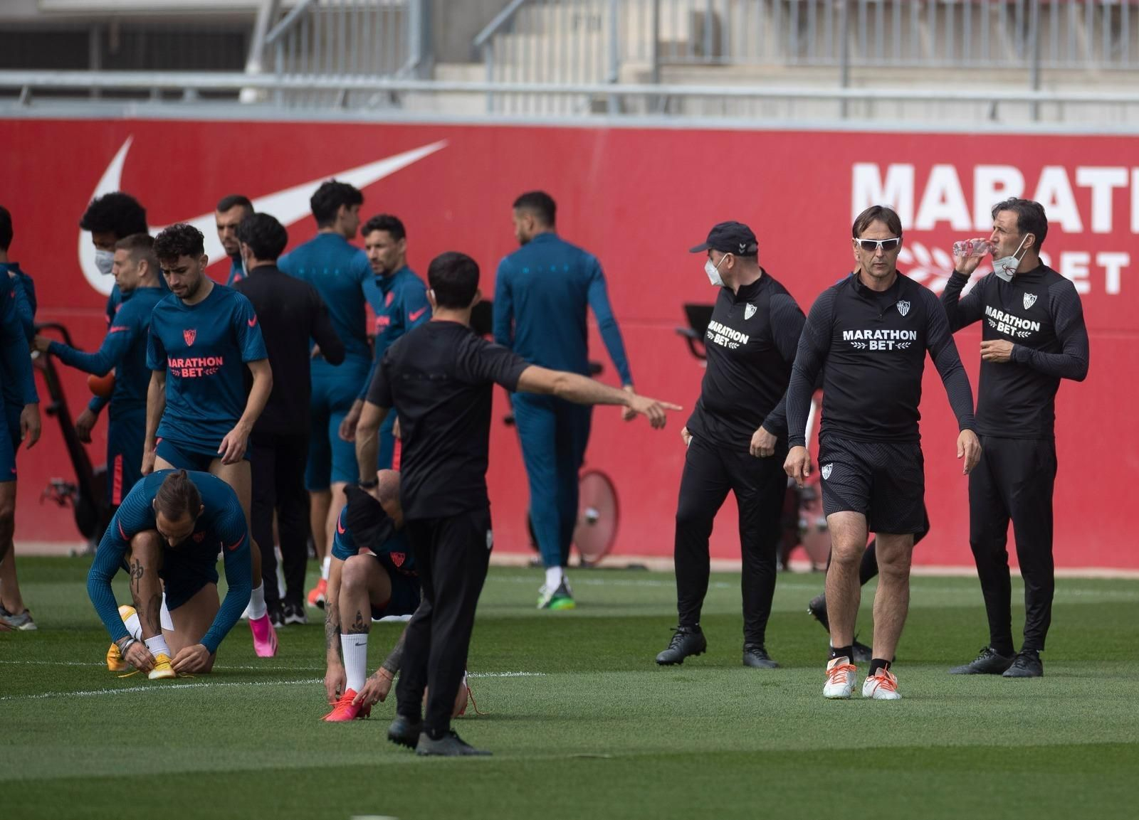 Óscar Caro, de espaldas, dirige la sesión física de ayer ante Lopetegui, Juanvi Peinado y Pablo Sanz..