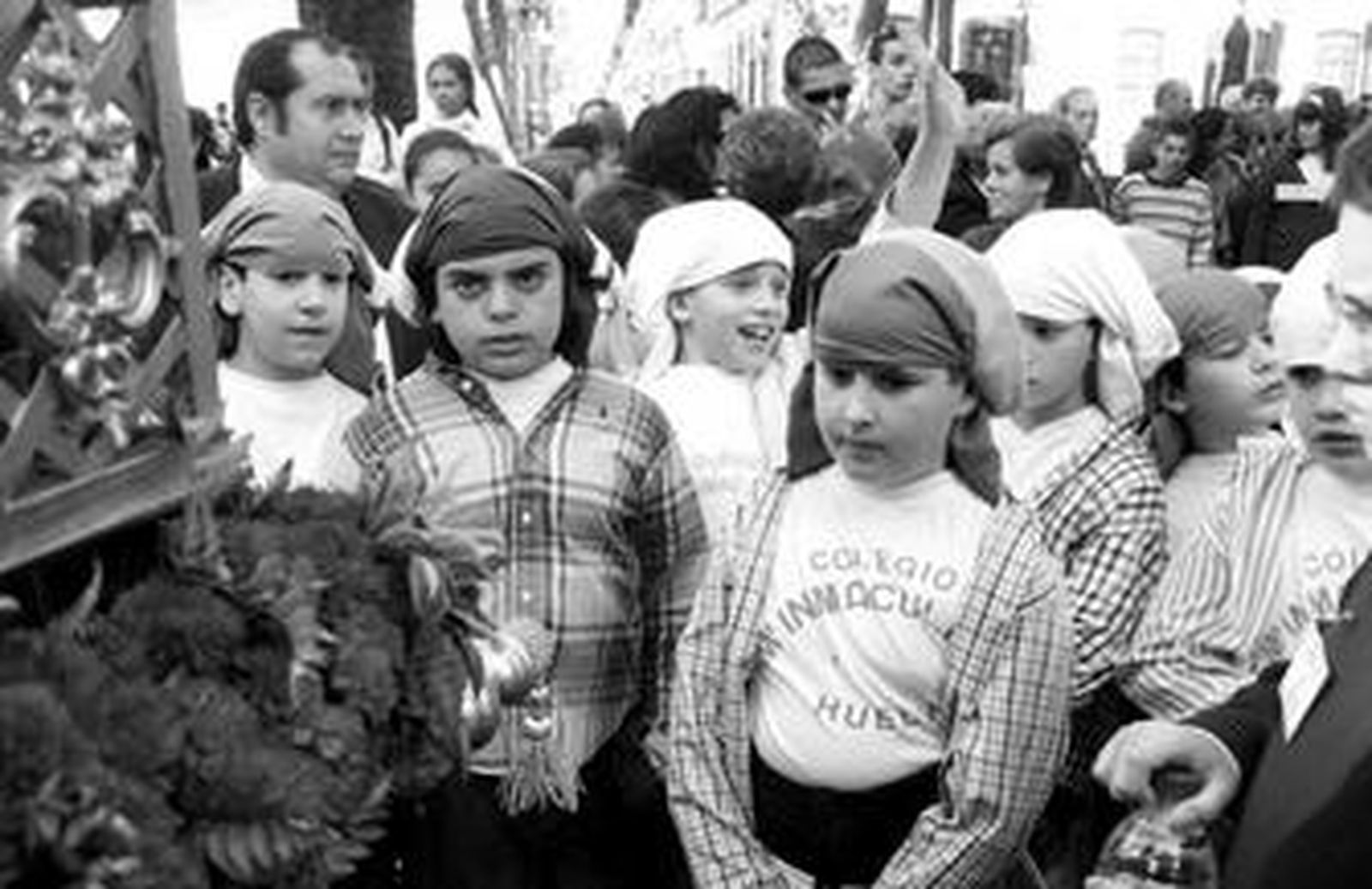 El colegio María Inmaculada realizó ayer su estación de penitencia por las calles del centro. De arriba-abajo a la derecha, el vía crucis en la Ciudad de los Niños y la procesión del Lazareto.