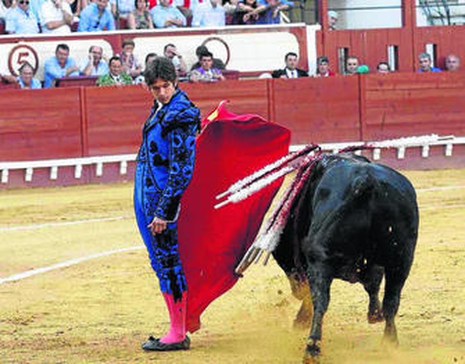 Sebastián Castella instrumentó dos cambios por la espalda al primer toro de su lote.