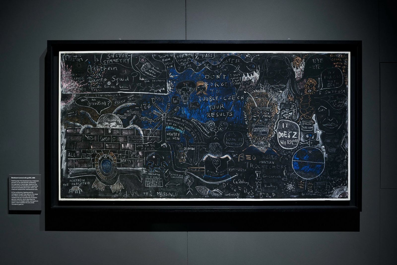 Imagen de la pizarra de Stephen Hawking en el Museo de Ciencias de Londres