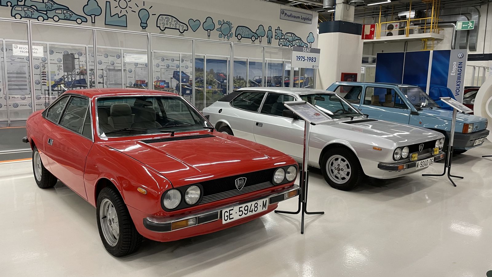 En la zona dedicada a museo de la planta de Landaben descansan algunos de los coches allí producidos, como esta pareja de Alfa Romeo ensamblados en su momento por Seat junto al Panda.