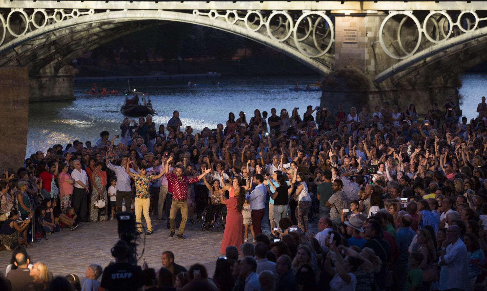 La Bienal de 2018 se inauguró con un 'flashmob' junto al Puente de Triana.