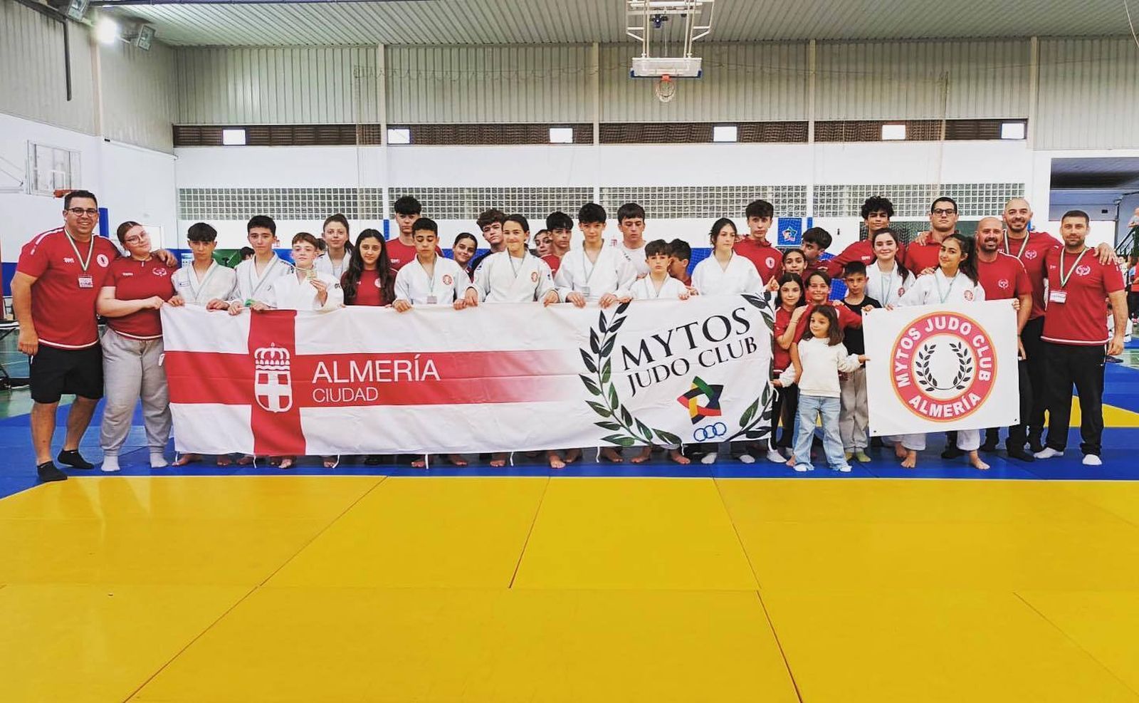 Los deportistas de la EDM Mytos posan durante el Campeonato de Andalucía.