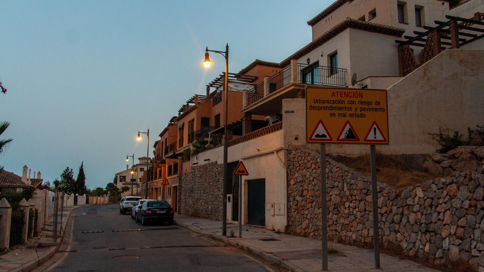 Varios carteles avisan en la zona el riesgo de desprendimiento y el pavimiento en mal estado
