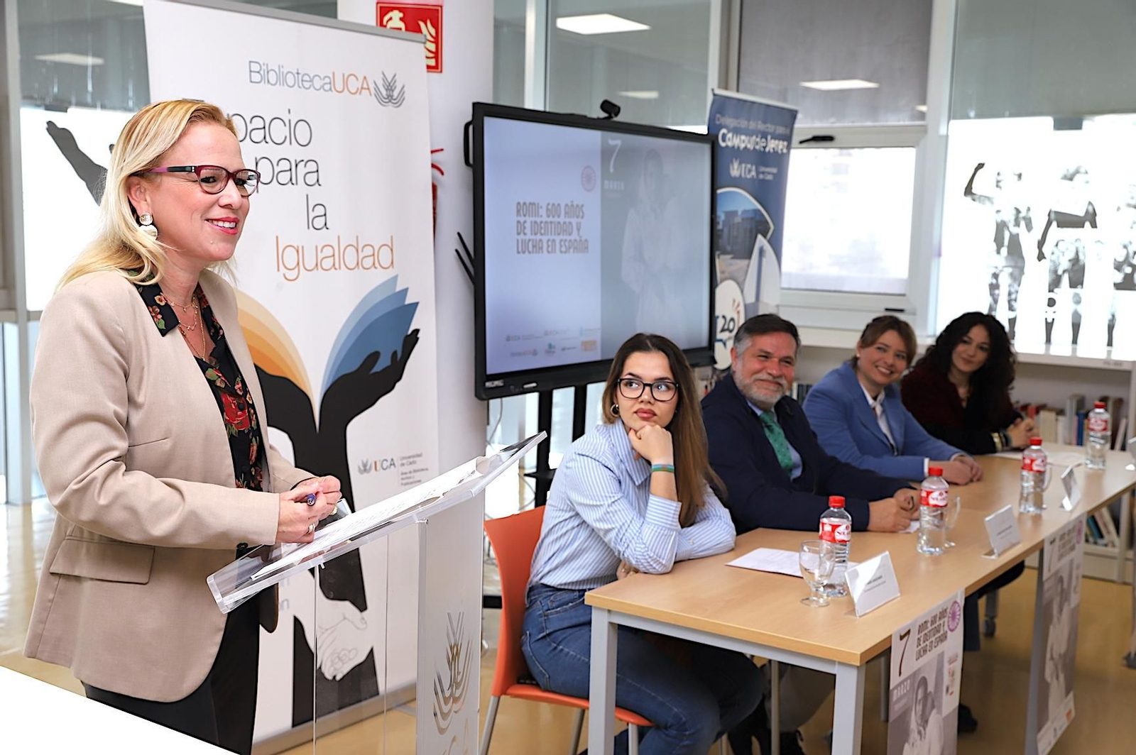 Mesa redonda sobre Mujeres Gitanas en la UCA.