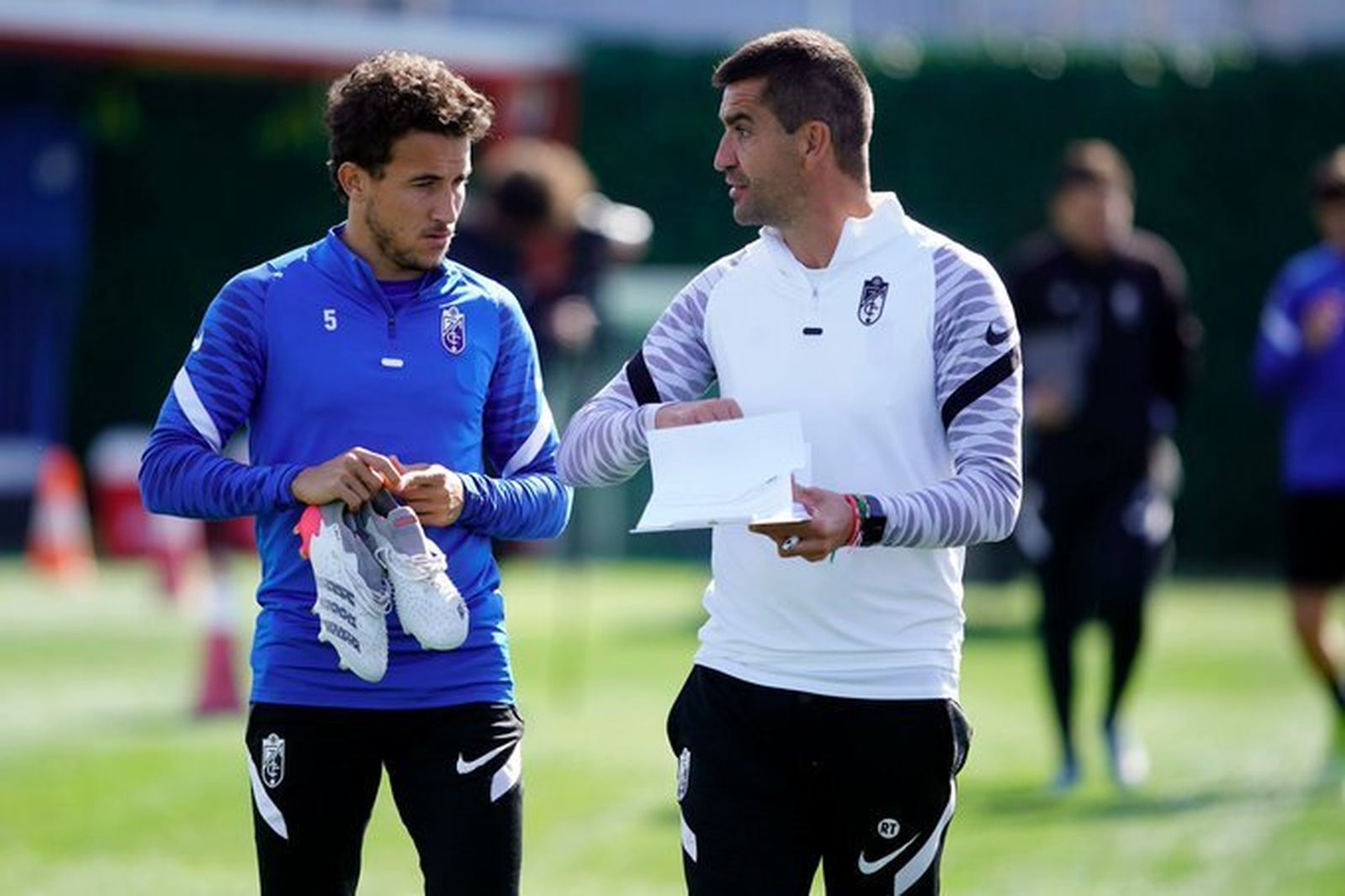 Luis Milla habla con Rubén Torrecilla