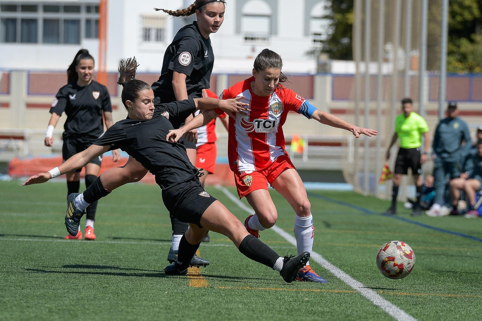 Jessi trata de sortear la entrada de una rival durante el encuentro de las rojiblancas frente al Sevilla B de la pasada jornada.
