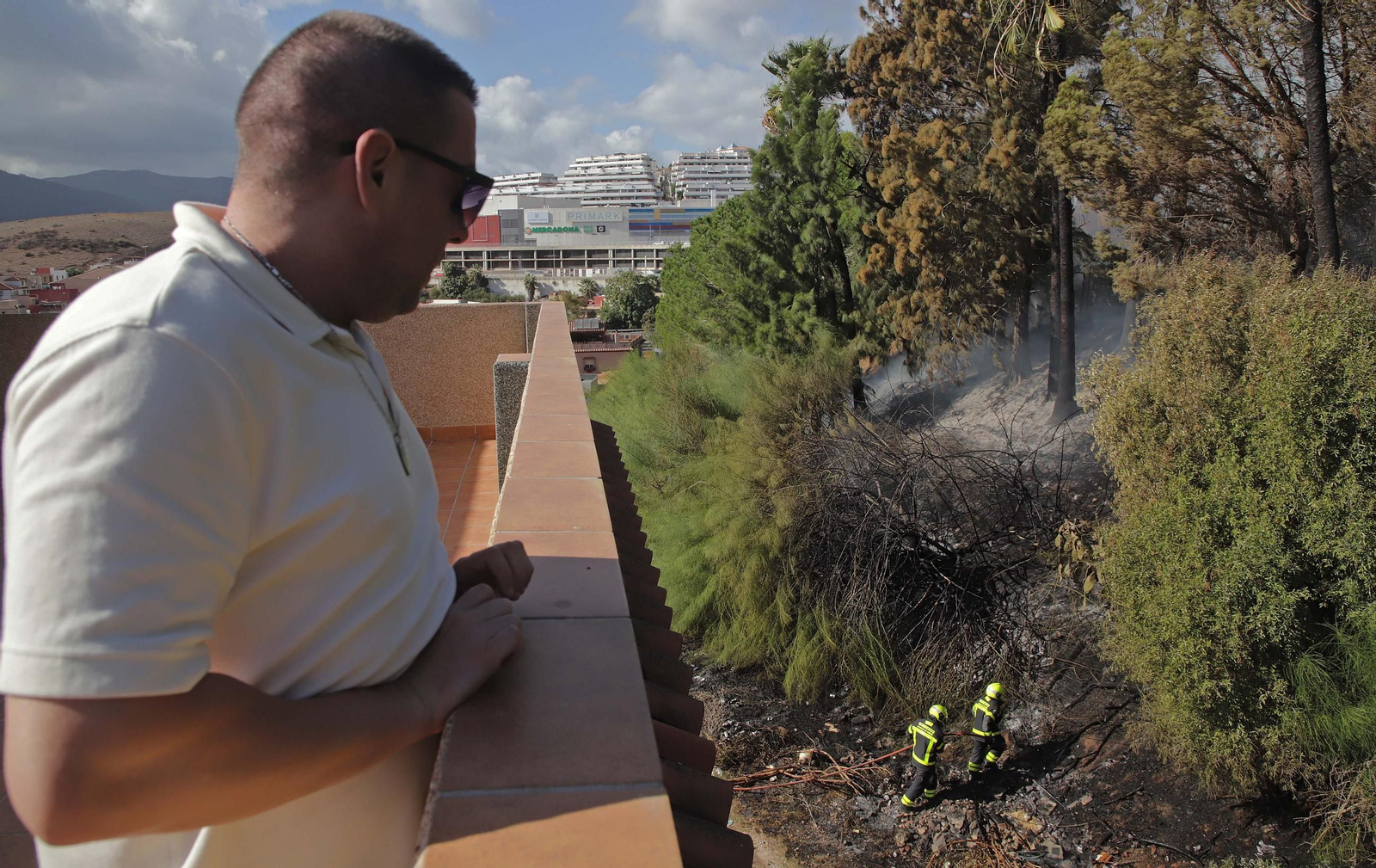 Fotos del incendio cercano al Bahía Park en la calle Sardina de Algeciras