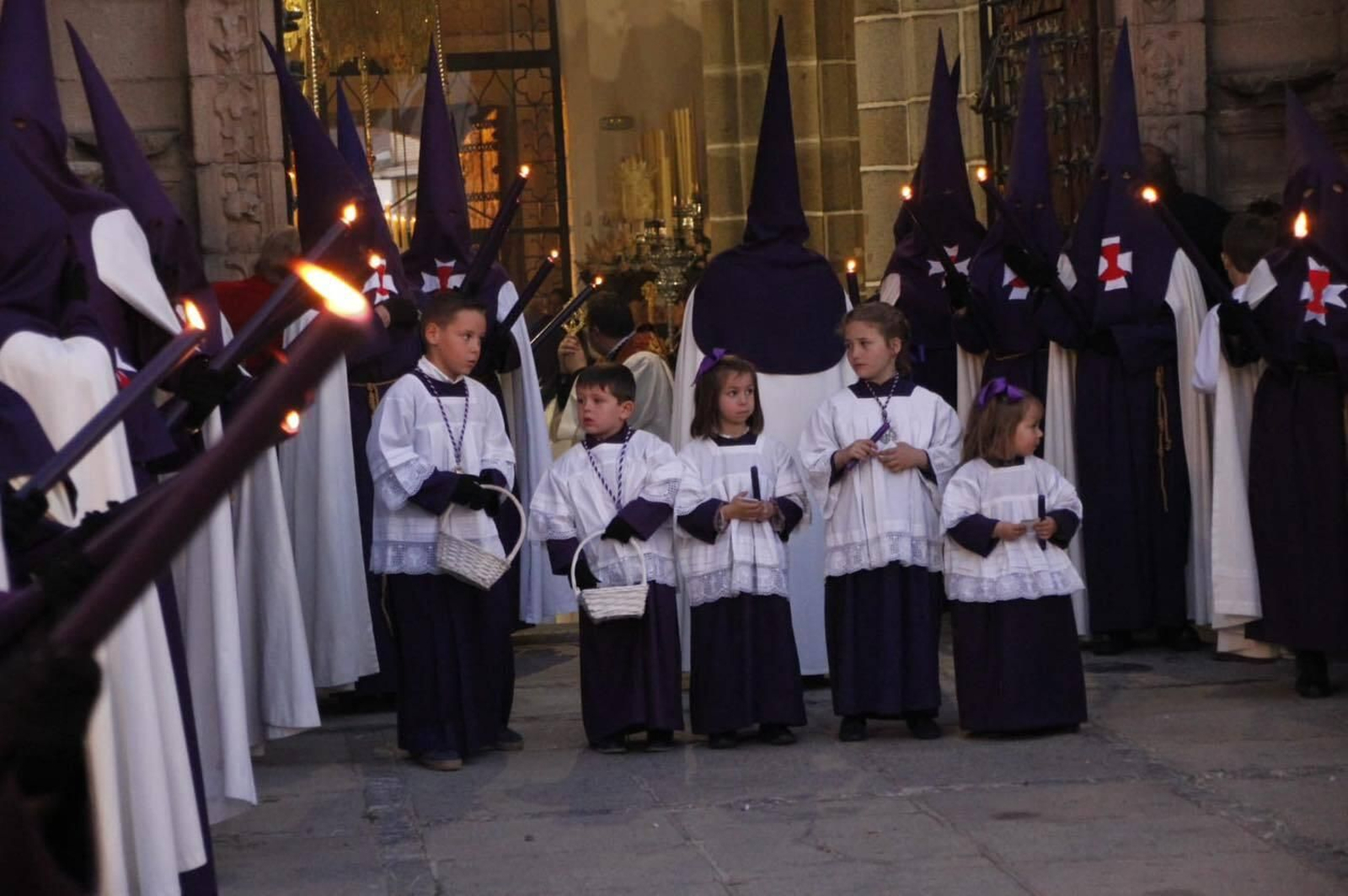 Jueves Santo en Hinojosa del Duque: La procesión del Huerto y los Dolores, en imágenes