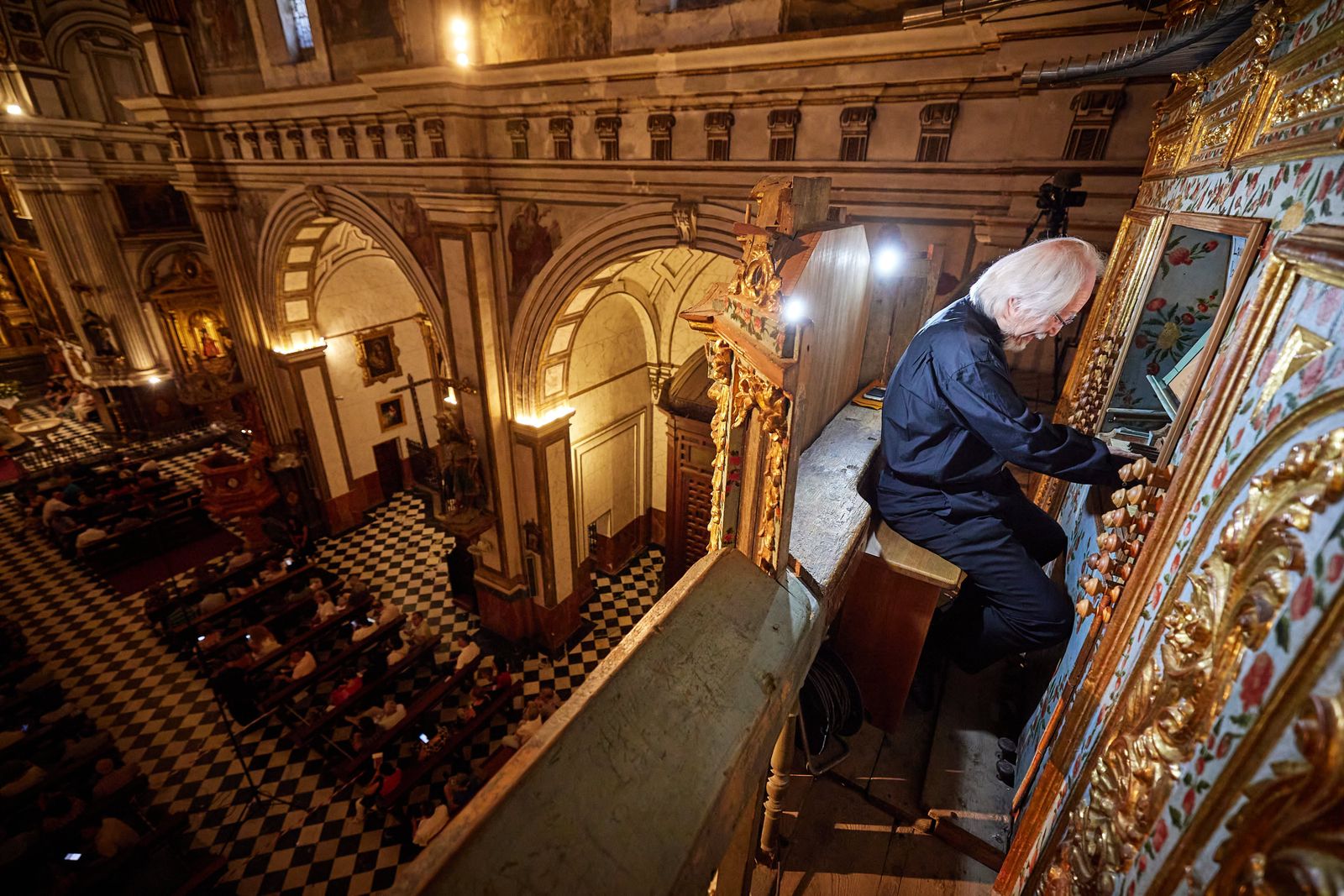 Masaaki Suzuki durante el concierto en el órgano de la iglesia de los Santos Justo y Pastor