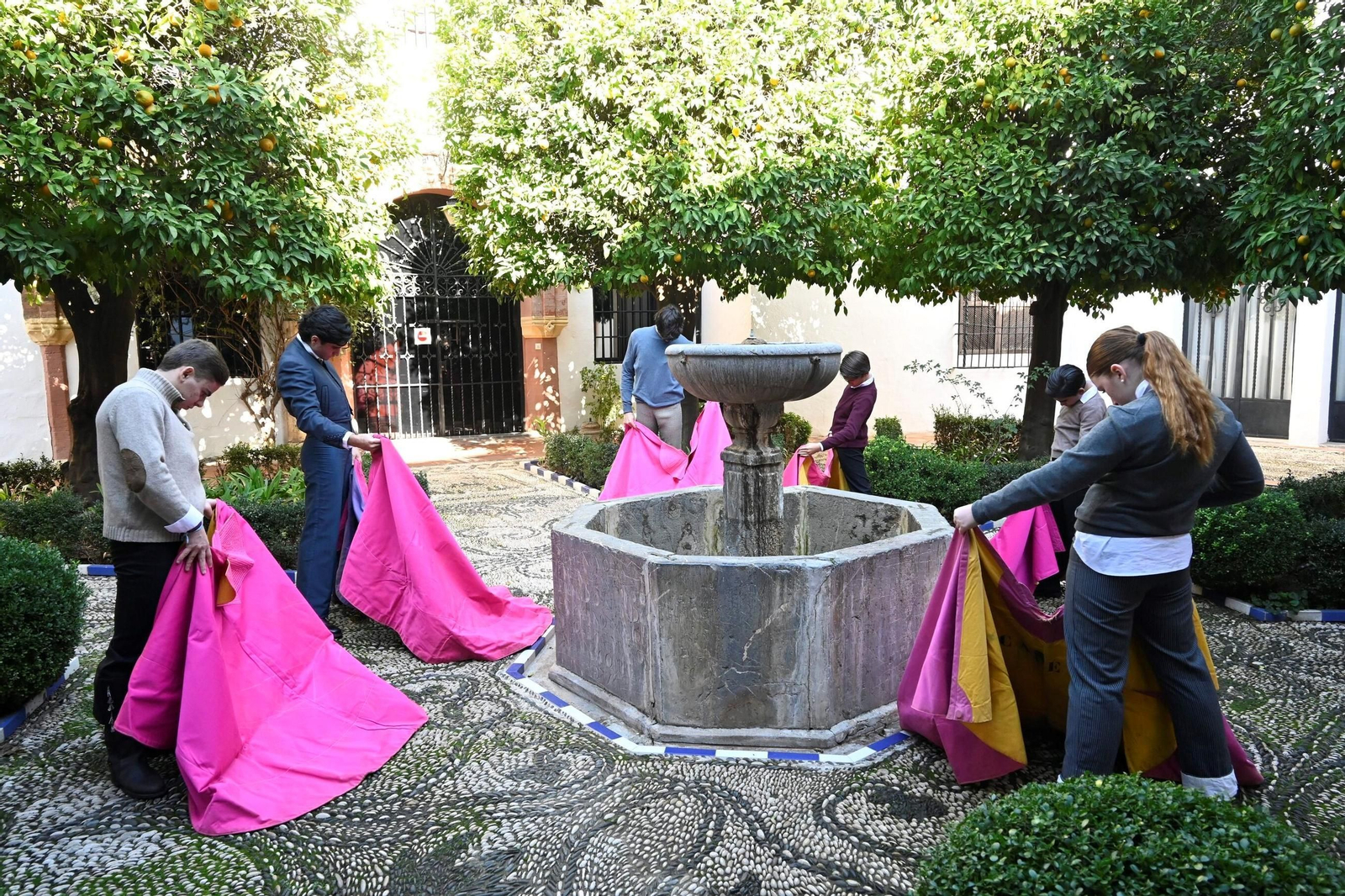 Las imágenes de la exhibición de toreo de salón en el patio de la casa natal de Romero de Torres