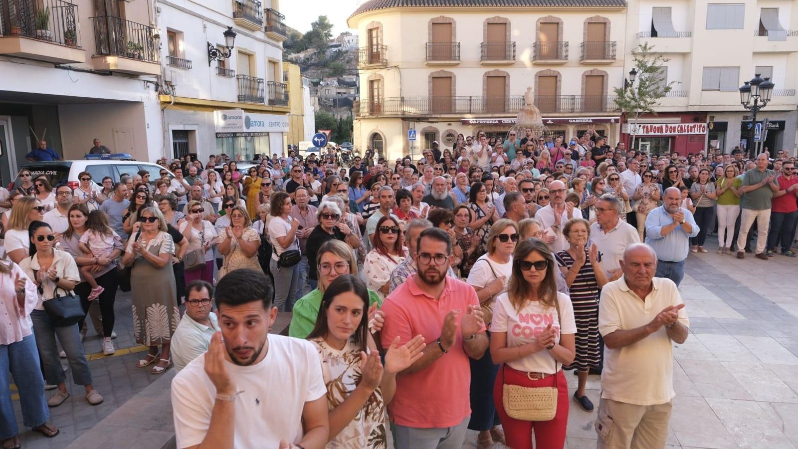 Concentración masiva en la Plaza de la Constitución de Berja.