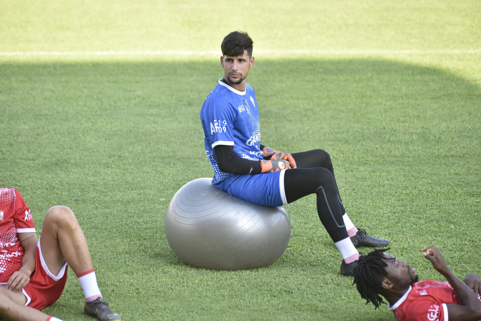 Benito del Valle se ejercita con una pelota.
