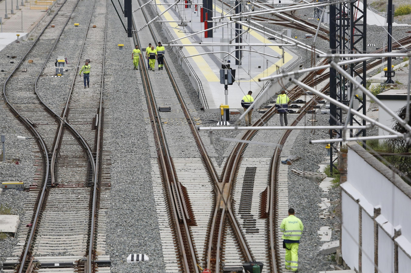 Los operarios estaban ayer trabajando en las vías del AVE en la estación de Andaluces.