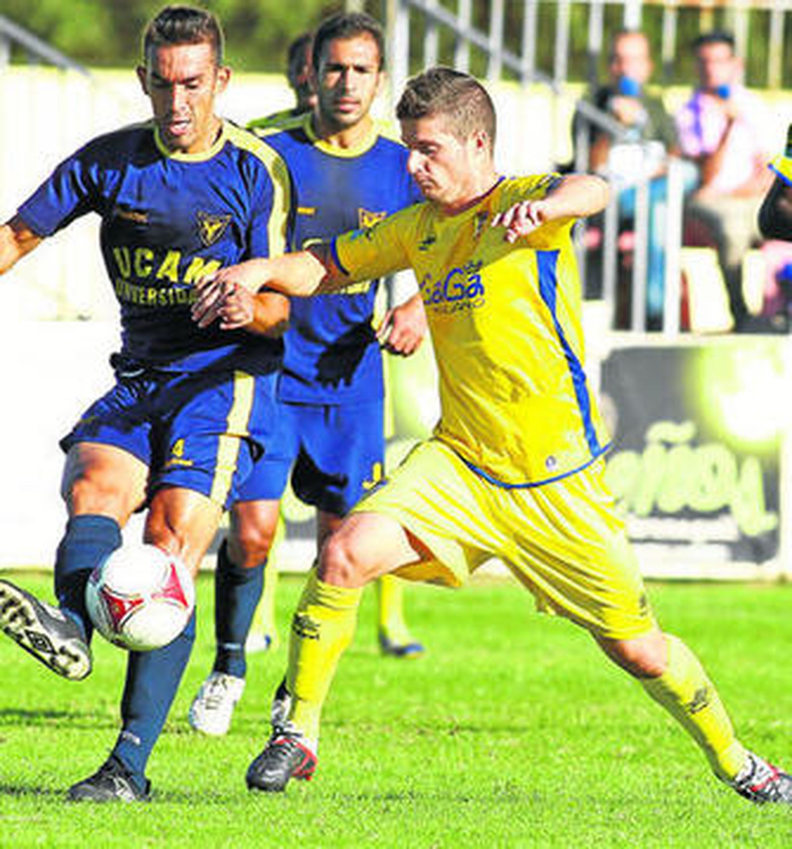 Indiano trata de arrebatar el balón a un contrario en el encuentro disputado el pasado domingo en Sangonera la Verde (Murcia).