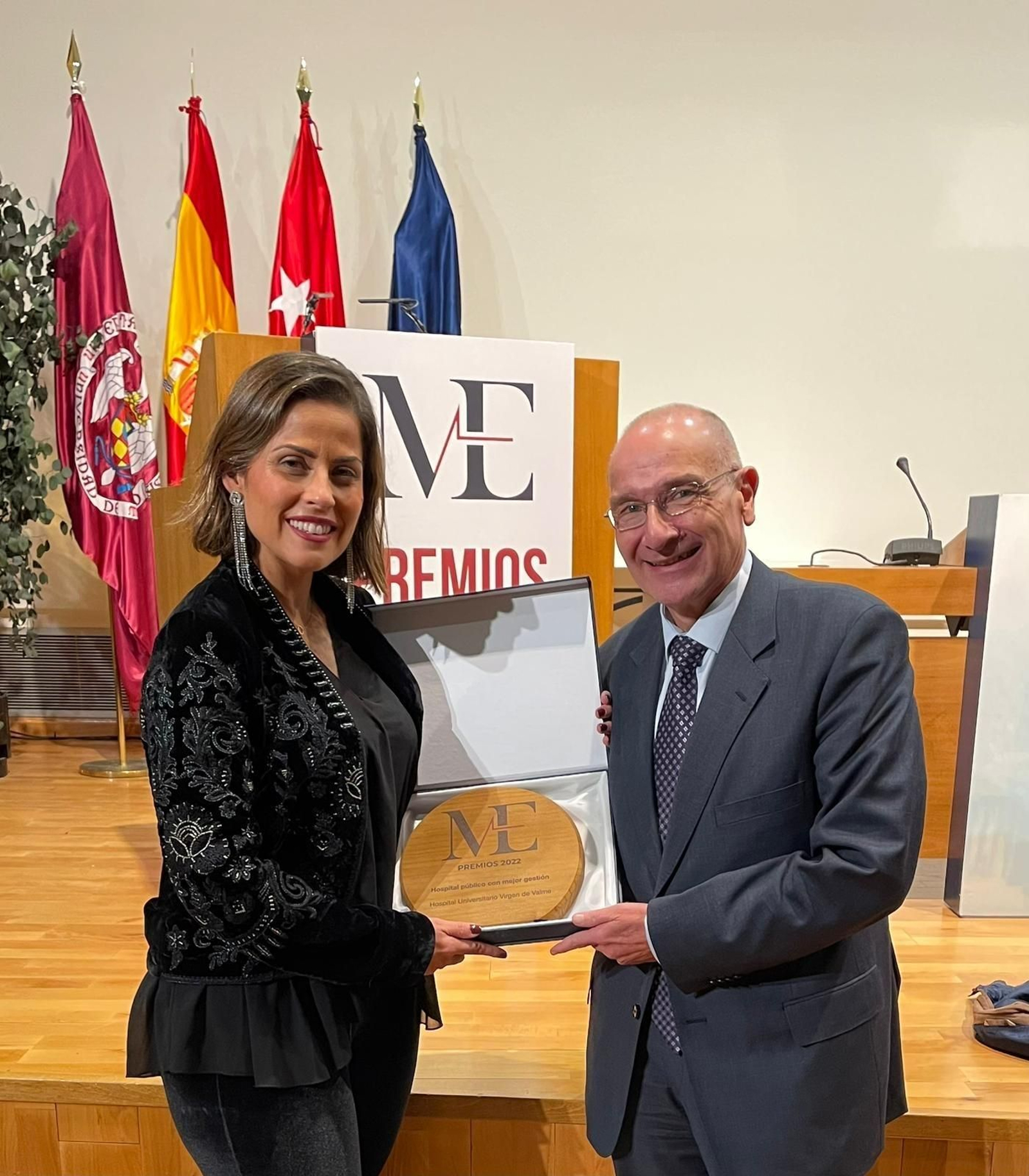 El director general de Asistencia Sanitaria y Resultados en Salud del SAS, Luis Martínez, junto a la subdirectora gerente del Área de Gestión Sanitaria Sur de Sevilla, Rocío del Castillo, en la recogida del premio.