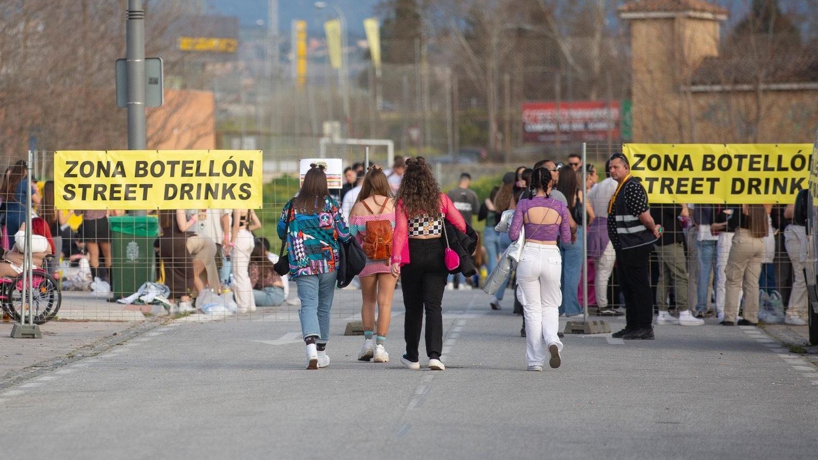 Zona de botellón habilitada por los organizadores