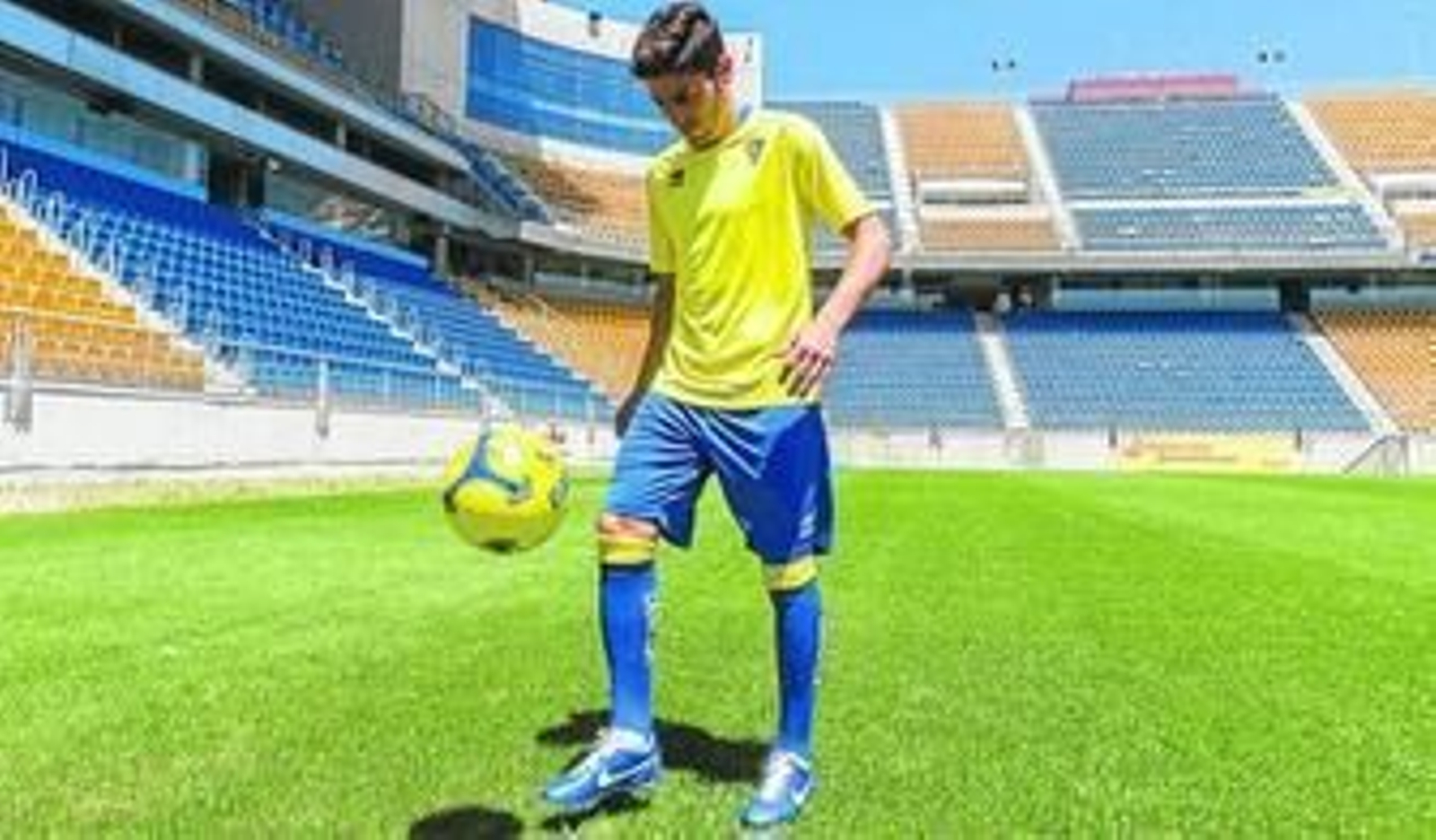 Juanma Espinosa, ataviado con su nueva vestimenta, golpea un balón sobre el césped del Carranza, poco después de ser presentado en la sala de prensa.