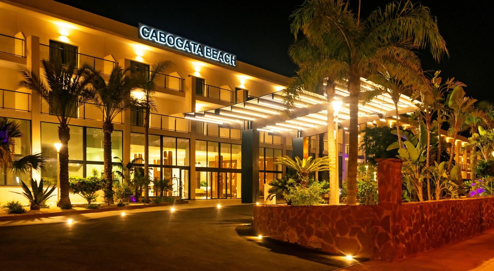 Cabogata Beach, el primer cinco estrellas de la costa de Almería abre sus puertas