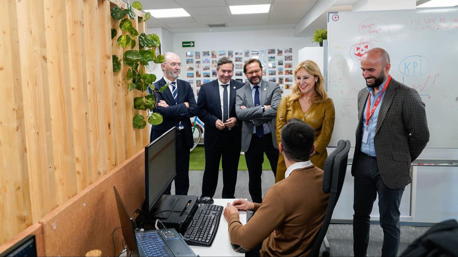 La consejera de Economía, Hacienda y Fondos Europeos, Carolina España, visita la empresa Sínd Digital Thinking de Granada