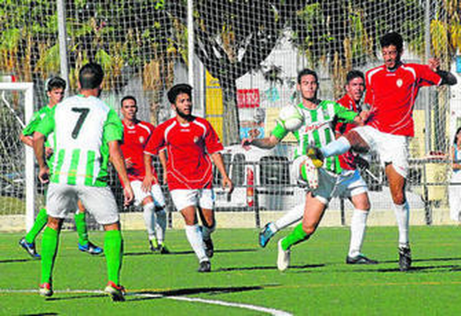 Fernando Navarro (d) despeja el balón ante la presencia de un atacante sanluqueño.