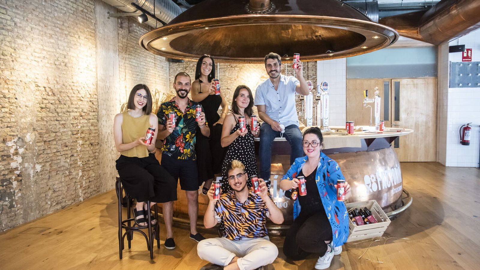 Los siete artistas, todos andaluces, que han elaborado etiquetas para Cruzcampo Especial.