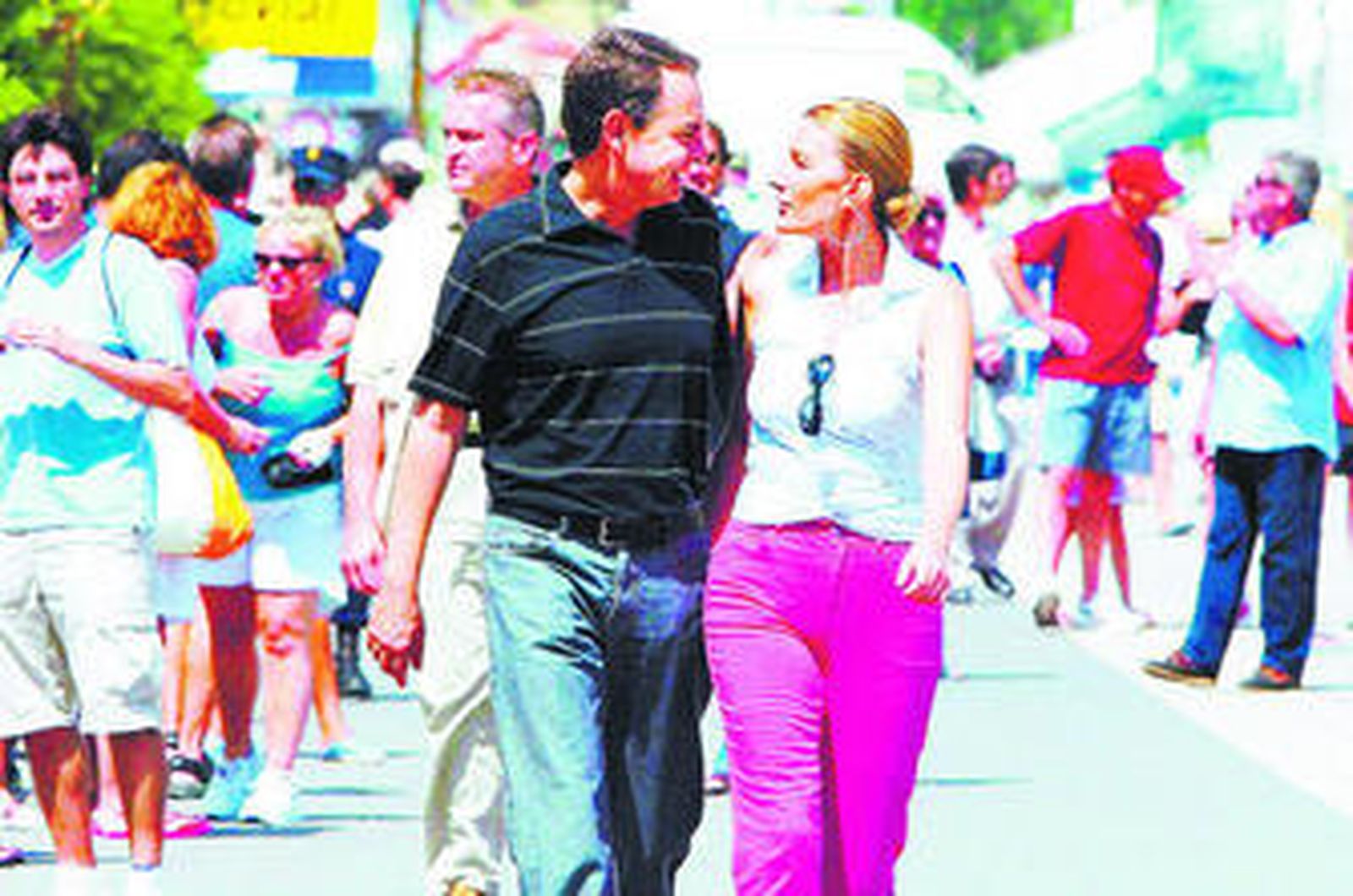 Zapatero y su esposa se miran en unas vacaciones de la pareja en 2004.