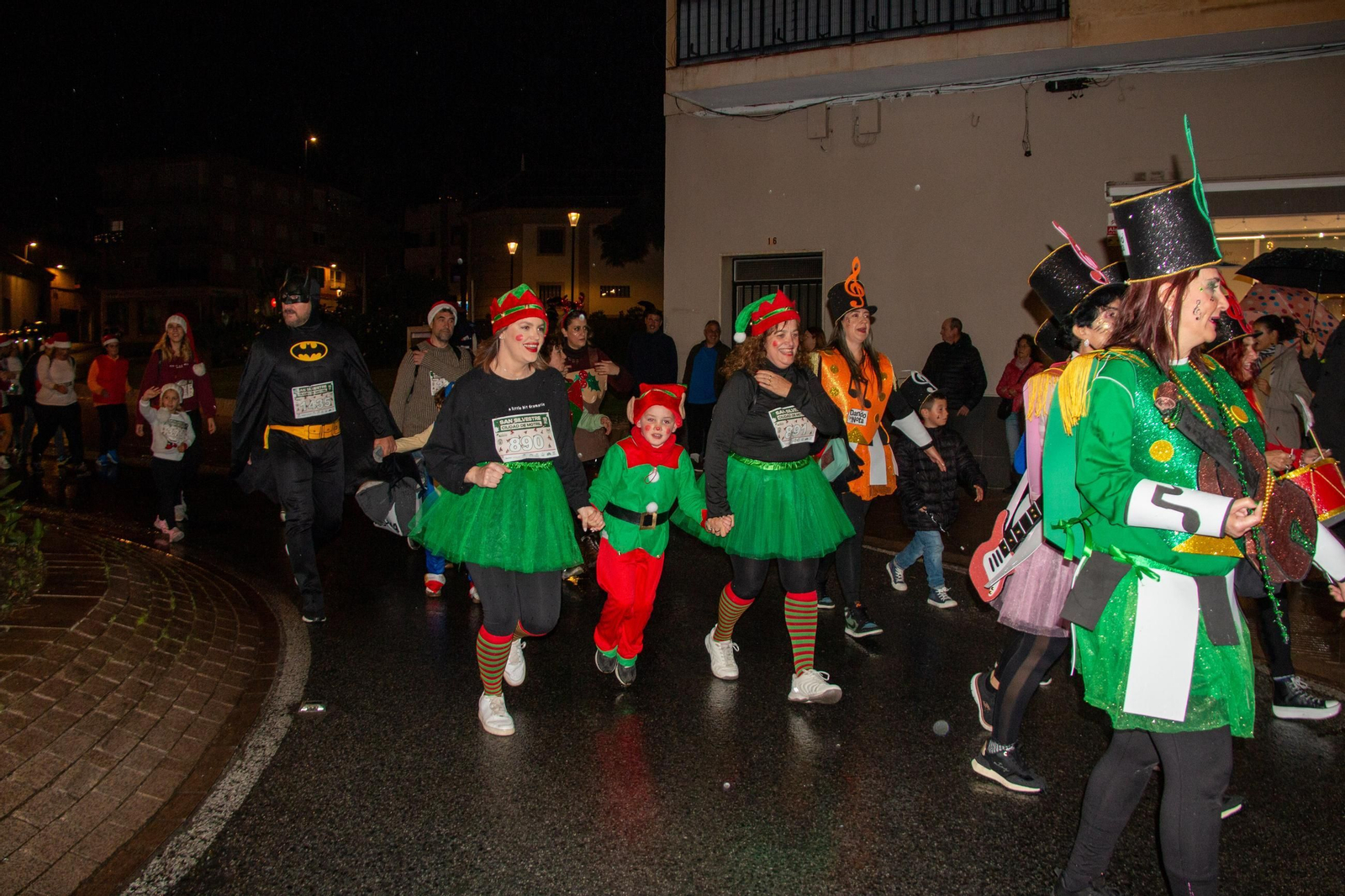 Ni la lluvia puede con la San Silvestre de Motril