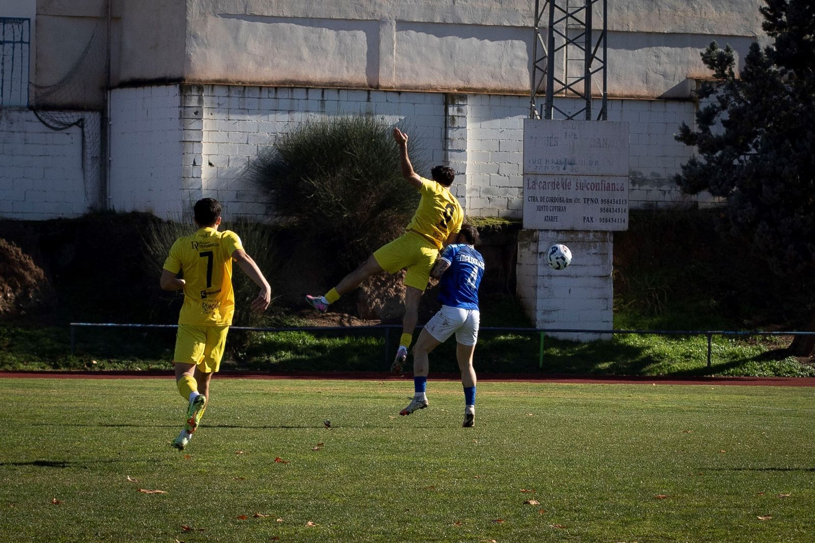 Maldonado disputando un balón durante un partido en la Ciudad Deportiva de Maracena.