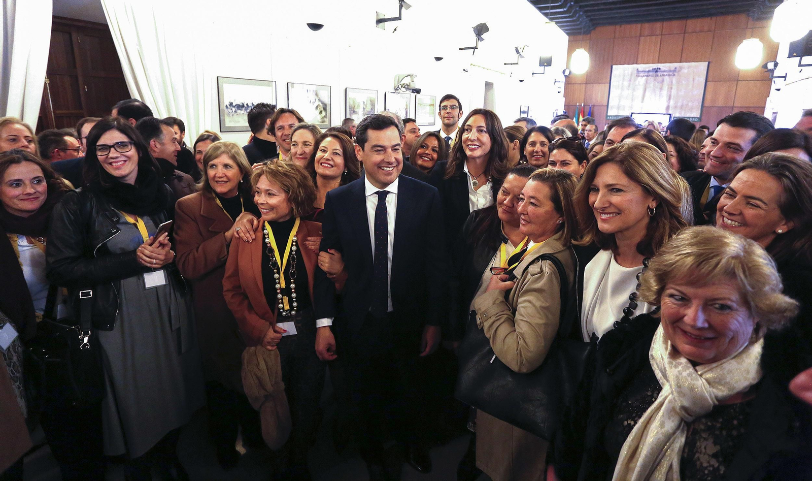 Las imágenes de la sesión de investidura de Juanma Moreno