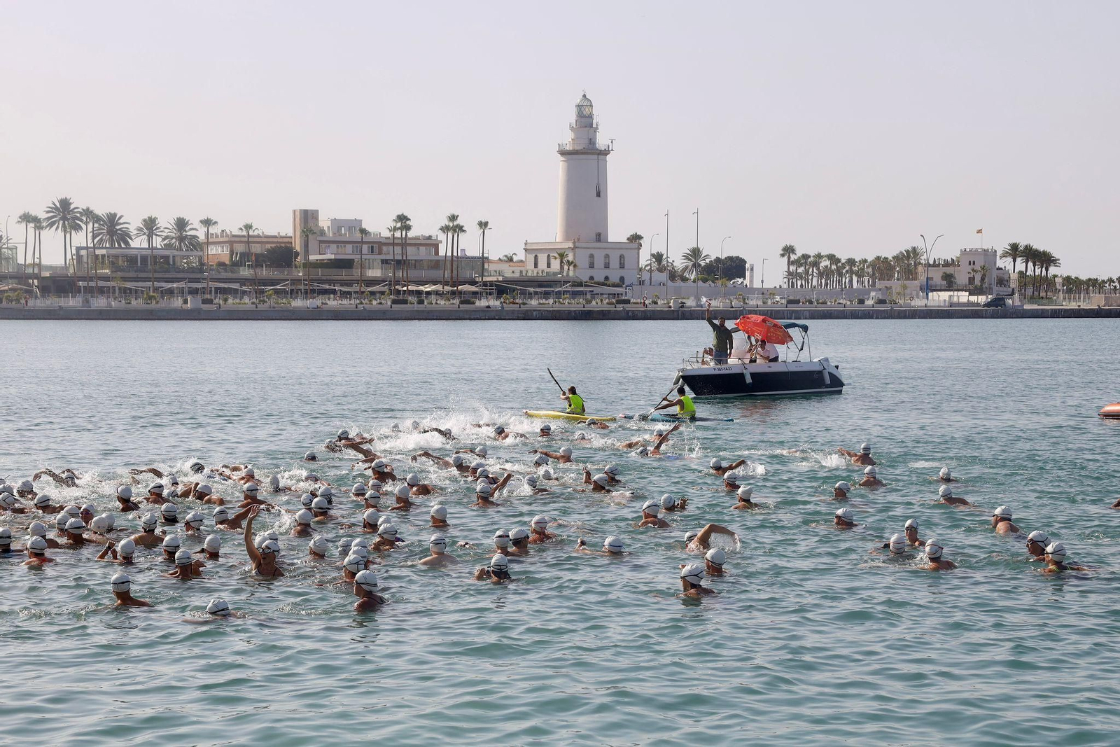La travesía a nado del puerto de Málaga, en imágenes