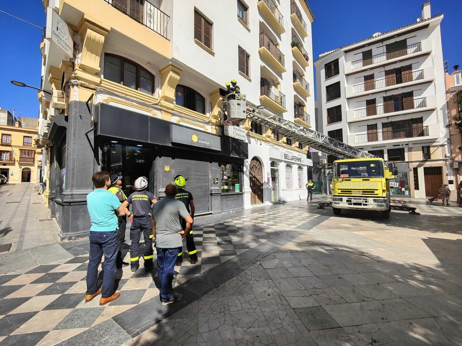 Intervención de los bomberos en la fachada afectada