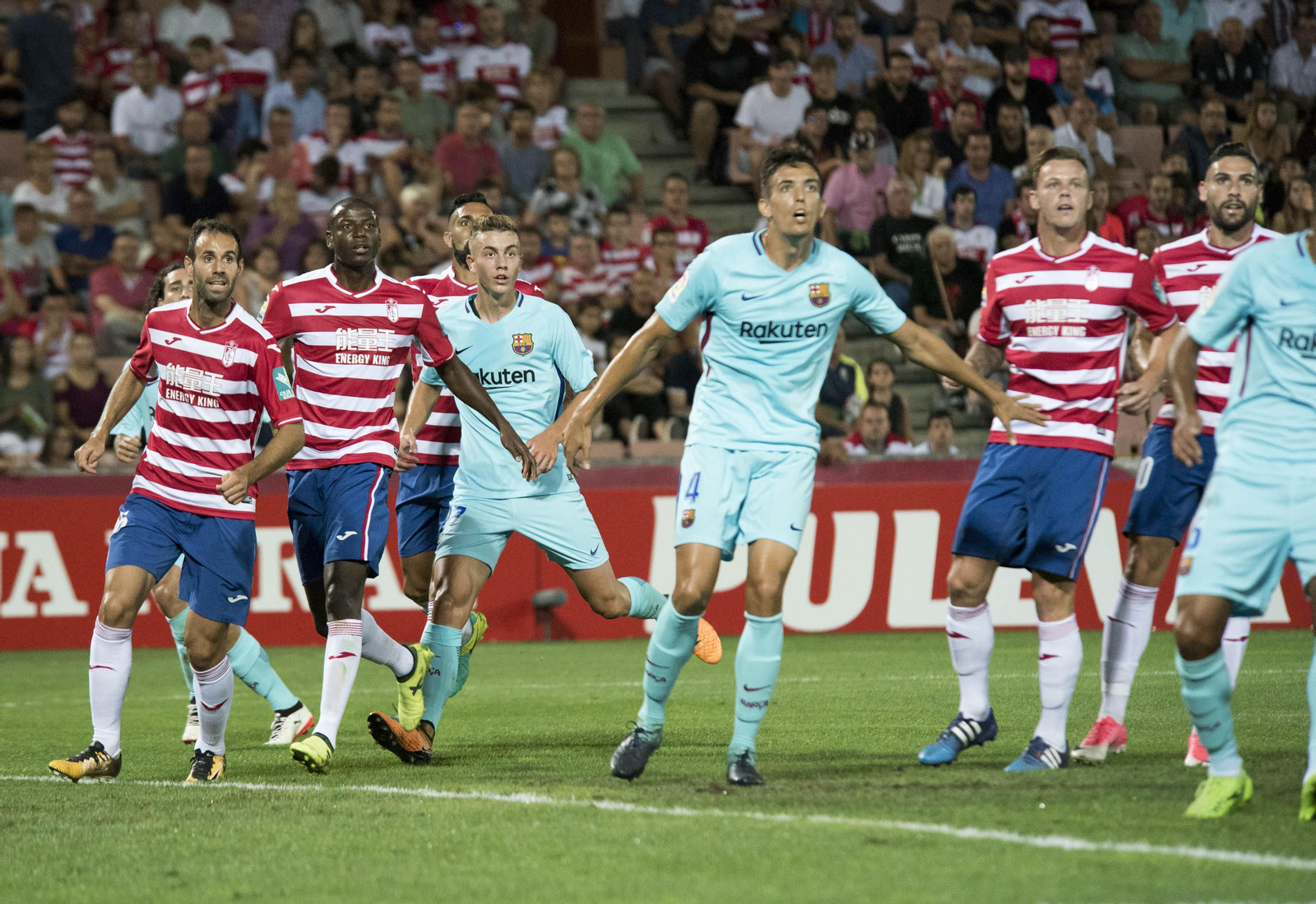 Víctor Díaz, Adrián Ramos, Charlie Dean y Antonio Puertas observan el balón para buscar un remate.