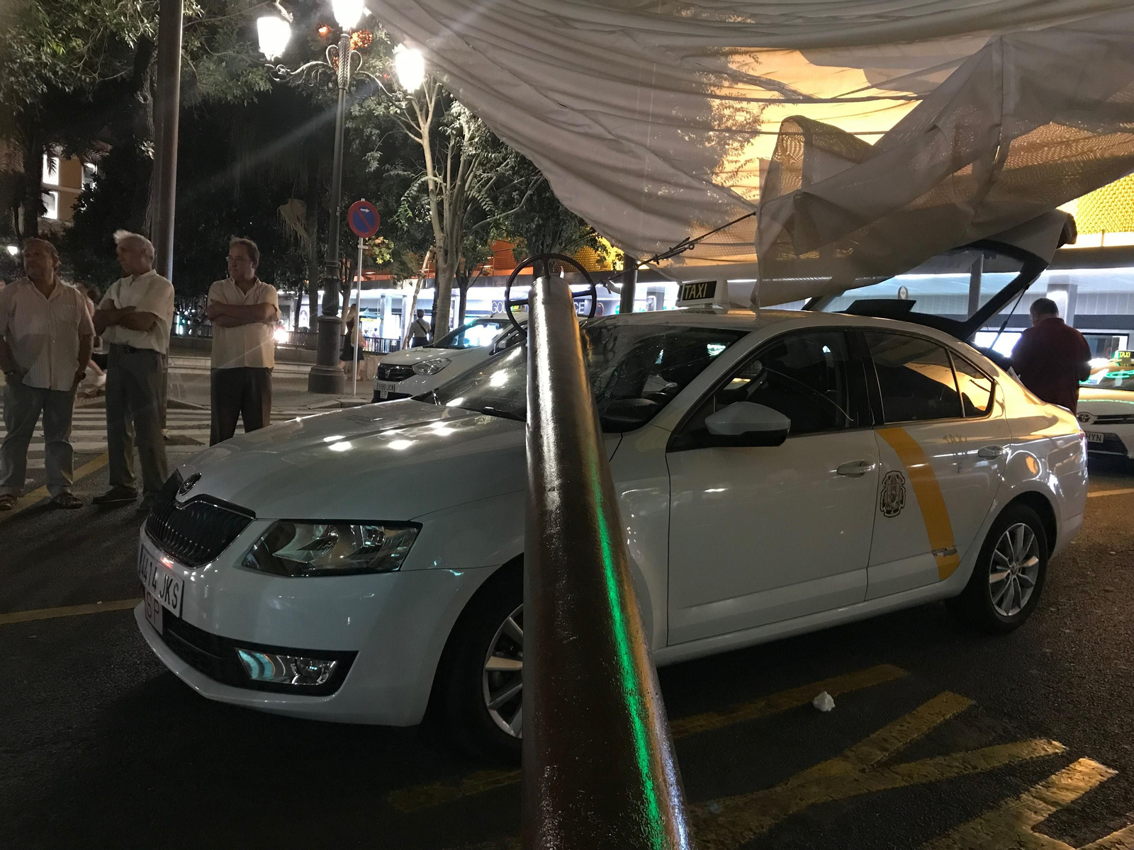 Un autobús tira sobre un taxi un poste en la Plaza del Duque