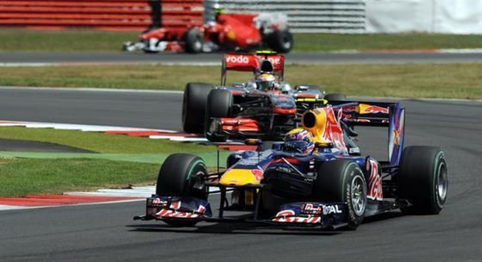 Mark Webber seguido por Lewis Hamilton.