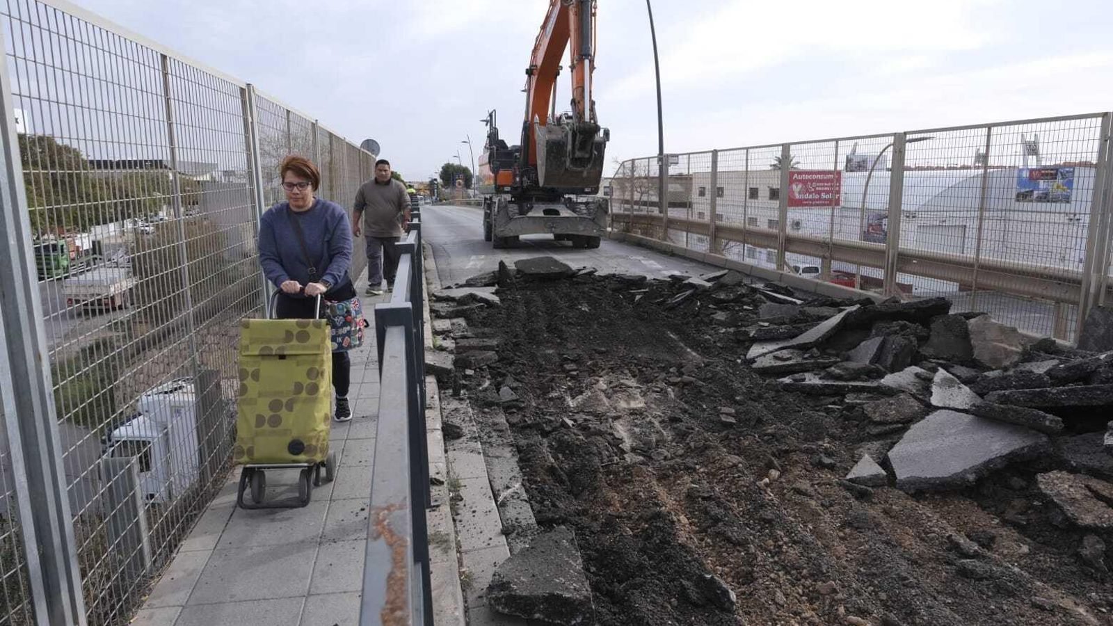 Las obras de demolición del asfalto han comenzado mientras los peatones aún cruzaban por el puente.