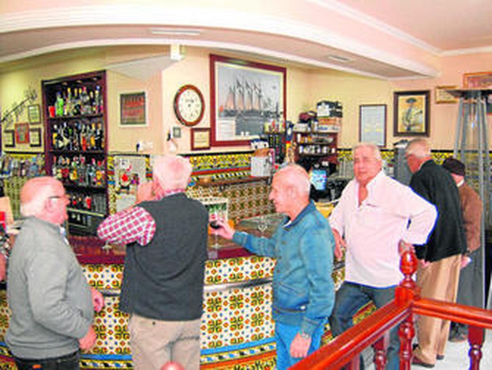 Un grupo de clientes habituales, ayer en el bar La GranVía de San Fernando.