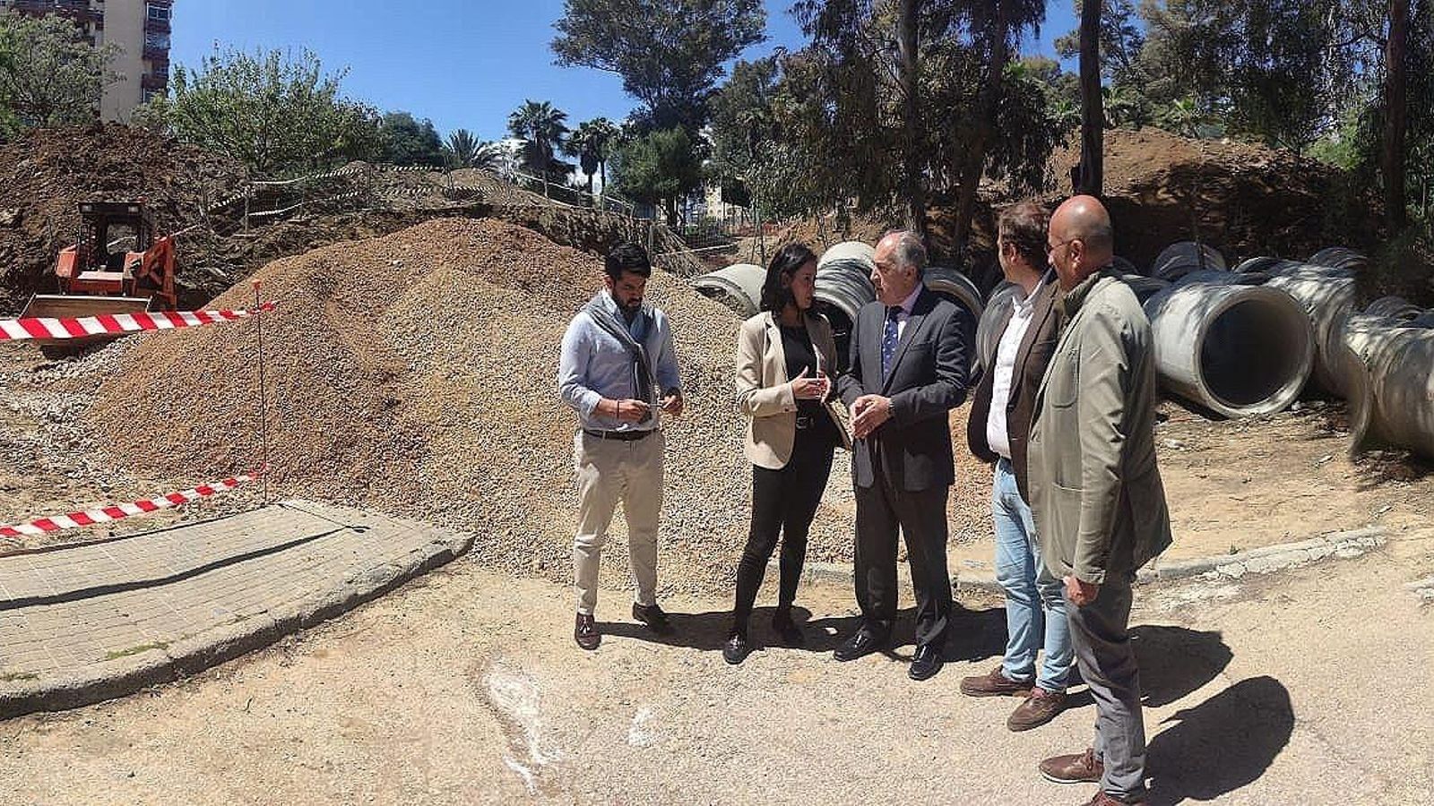 Los responsables municipales, junto a las obras.