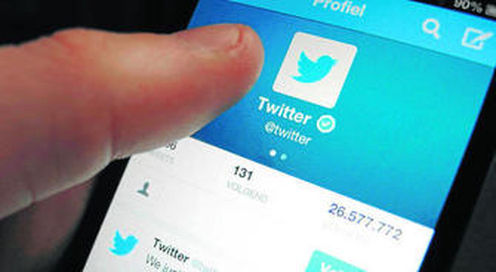 La aplicación de la red social Twitter en un móvil de última generación.